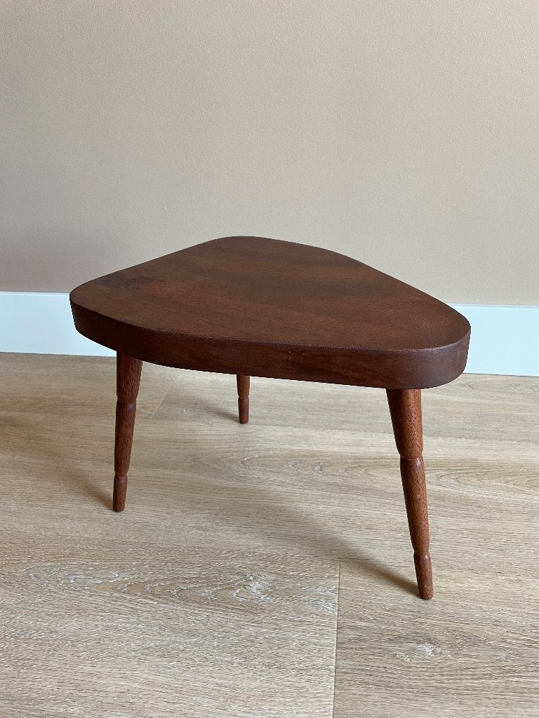 Houten krukje in driehoekige vorm, Huis en Inrichting, Krukjes, Ophalen, Zo goed als nieuw, Hout