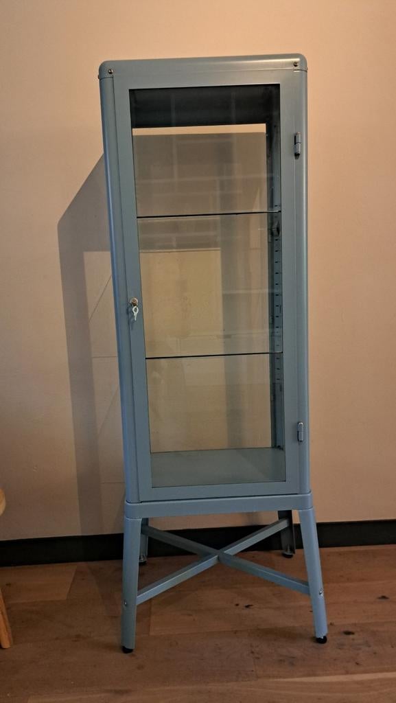 IKEA Fabrikör vitrinekast - lichtblauw, met glazen planken, Huis en Inrichting, Kasten | Vitrinekasten, Ophalen, Met deur(en)