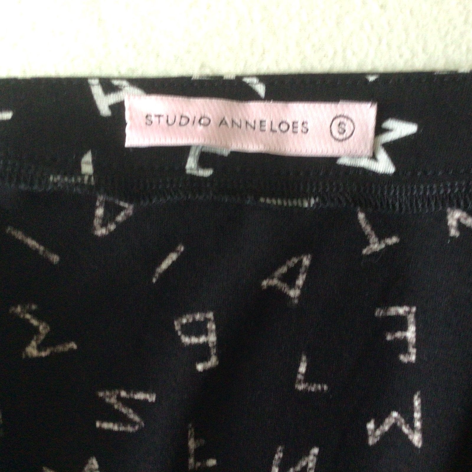 Studio Anneloes jurk met letterprint, maat S, Kleding | Dames, Zwart, Ophalen of Verzenden, Zo goed als nieuw, Maat 36 (S)