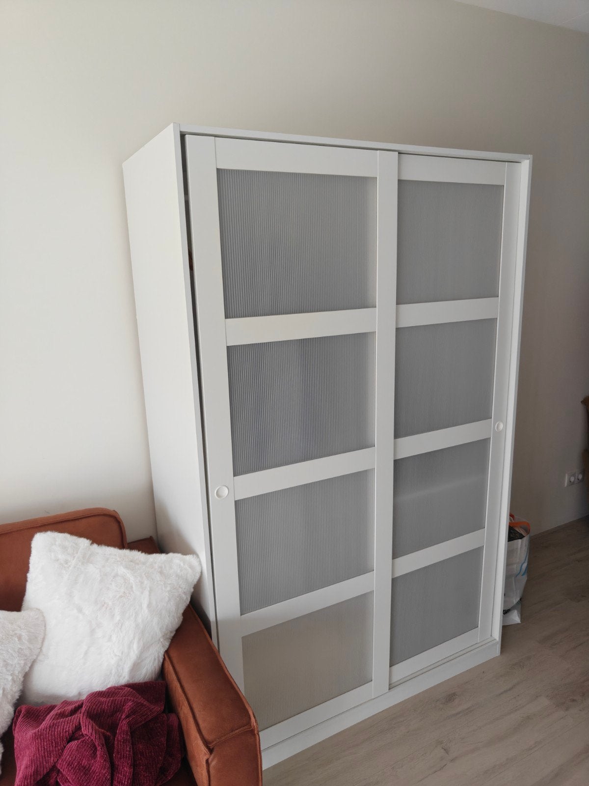 Witte kledingkast met schuifdeuren, Ophalen, 100 tot 150 cm, Met plank(en), Zo goed als nieuw