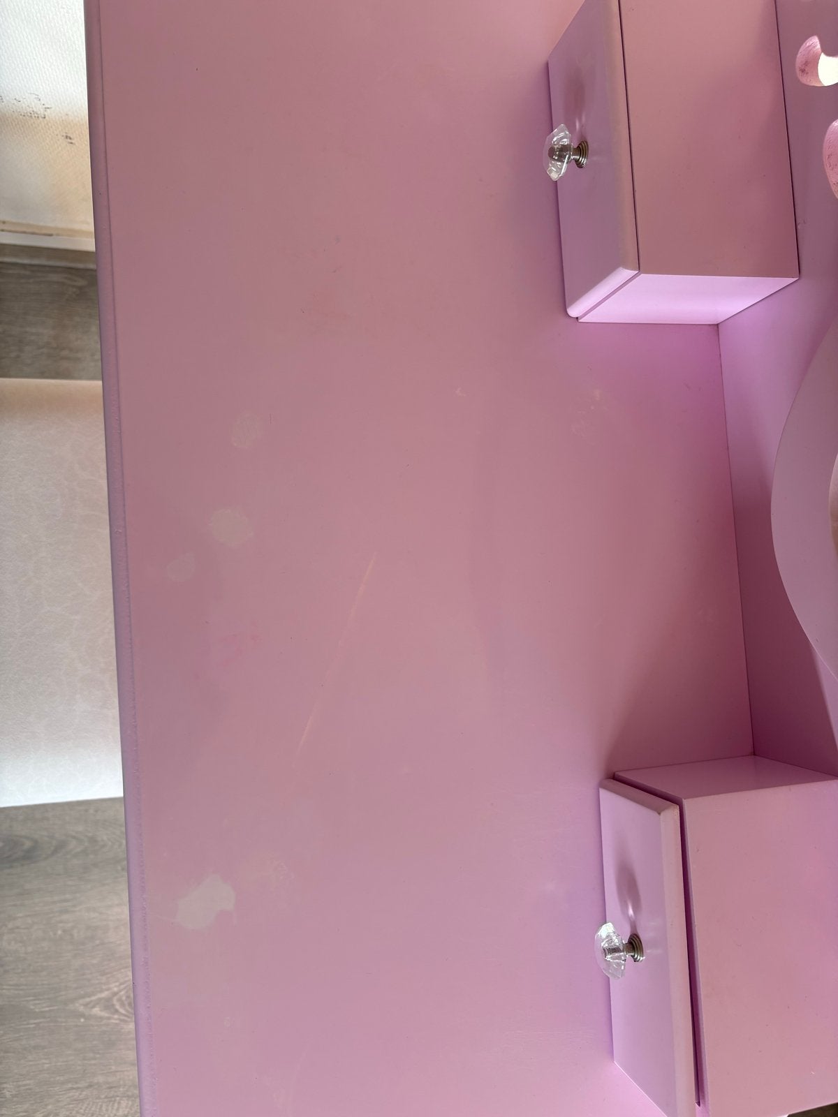 Roze kaptafel met spiegel en krukje - prima staat