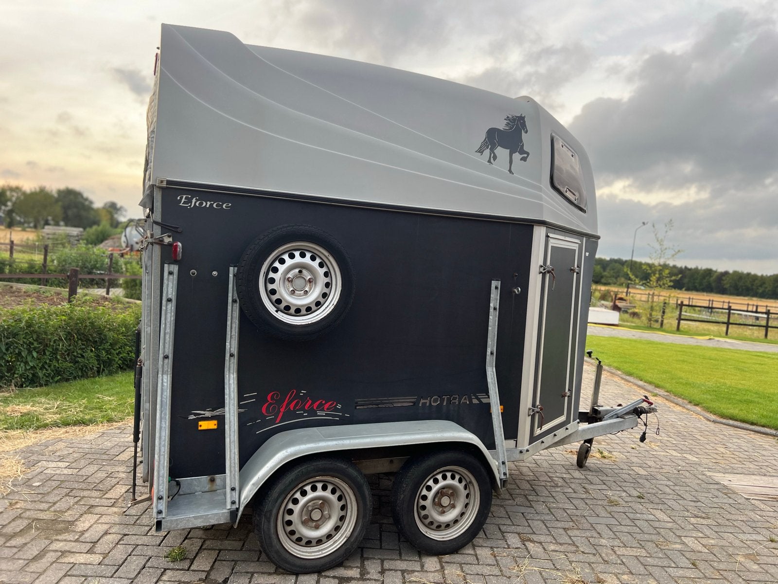 Nette 2 paardstrailer met zadelkamer Hotra Eforce, Ophalen, Gebruikt, Hout, 2-paards trailer