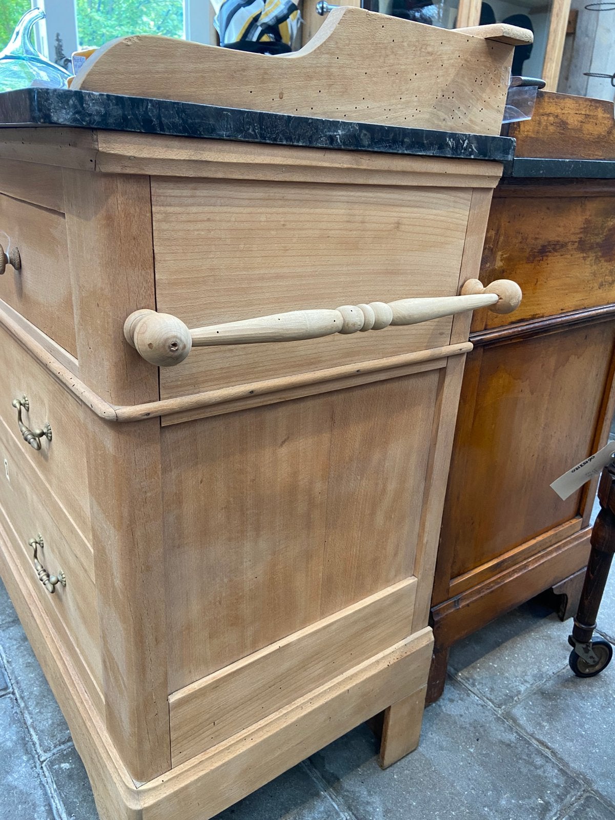 Een landelijk Frans wasmeubel kast commode, Antiek en Kunst, Ophalen