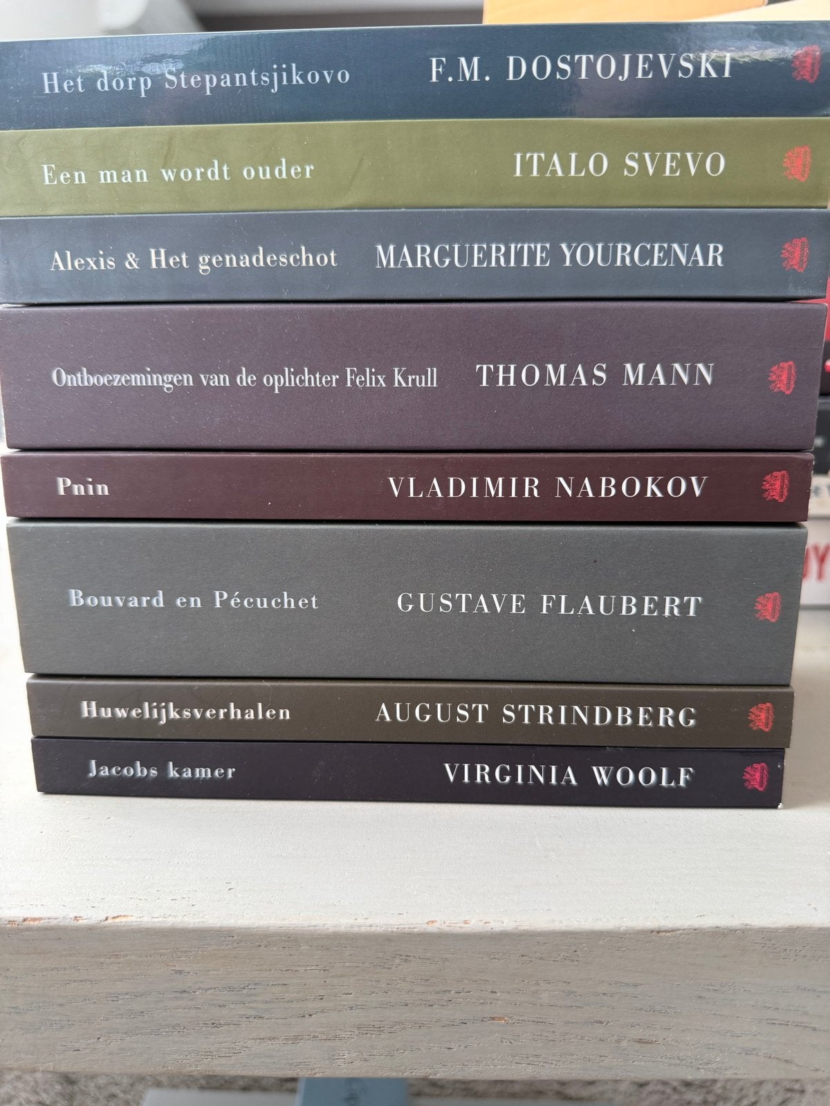 NRC Handelsblad Leesclub: Uit de schaduw - 8 Boeken, Ophalen of Verzenden, Zo goed als nieuw, Nederland