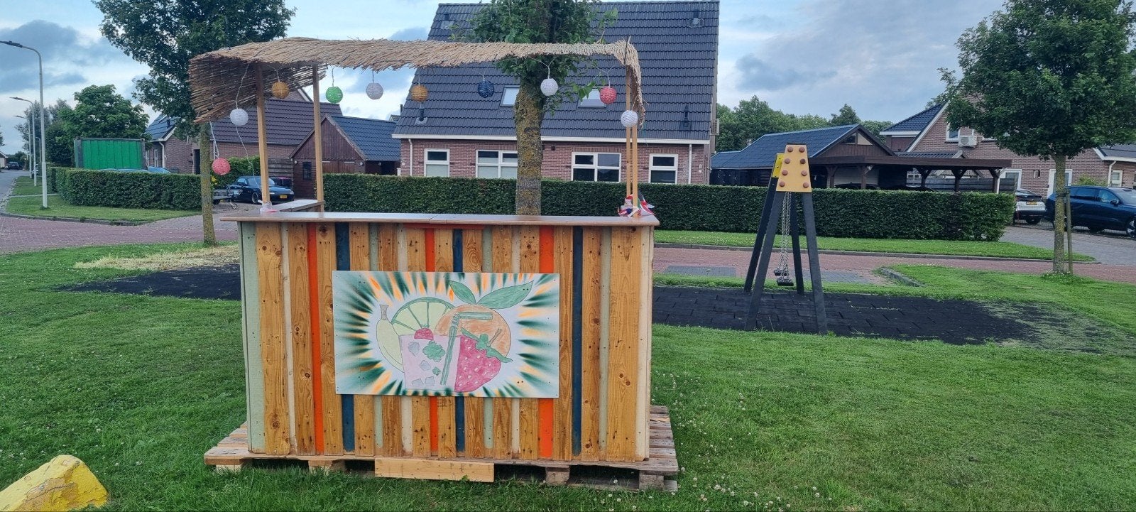 Leuke  houten bar voor buurtversiering (2,4m x 1,2m x 2,3m), Hobby en Vrije tijd, Feestartikelen, Ophalen, Gebruikt, Versiering