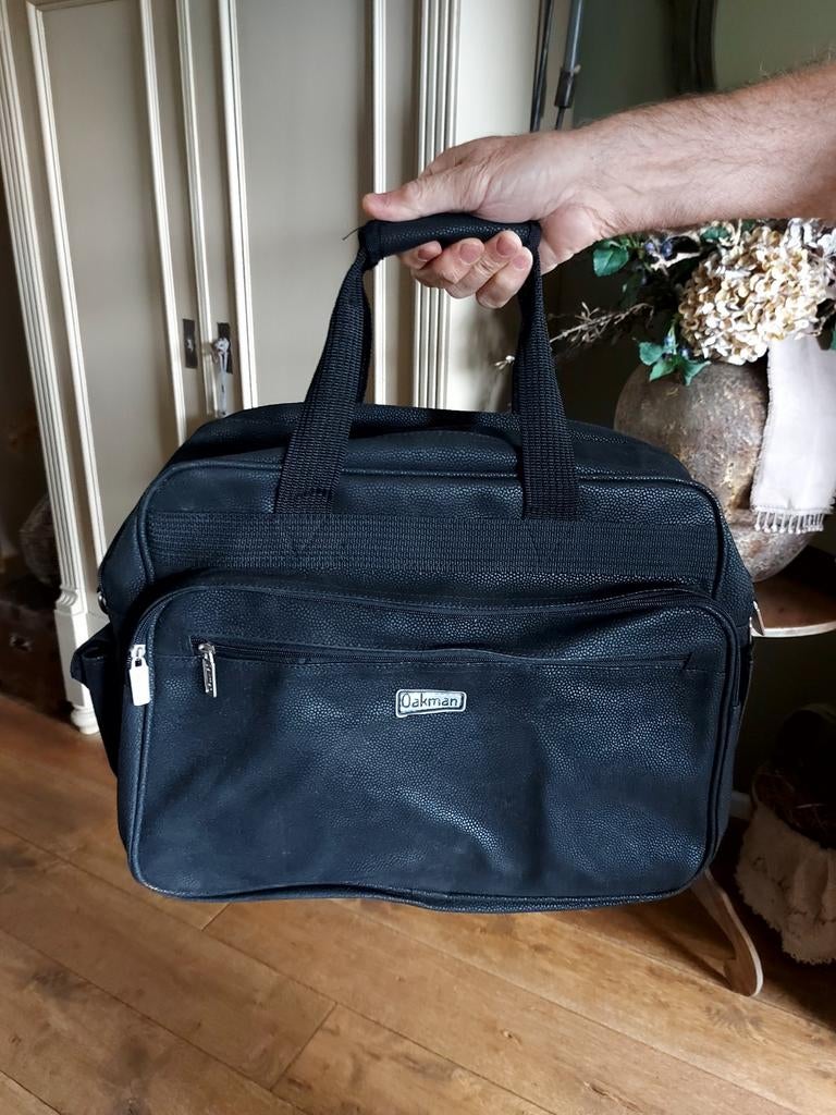 Zwarte Oakman reistas/schoudertas - Handig en compact, Sieraden, Tassen en Uiterlijk, Tassen | Reistassen en Weekendtassen, 30 cm of meer