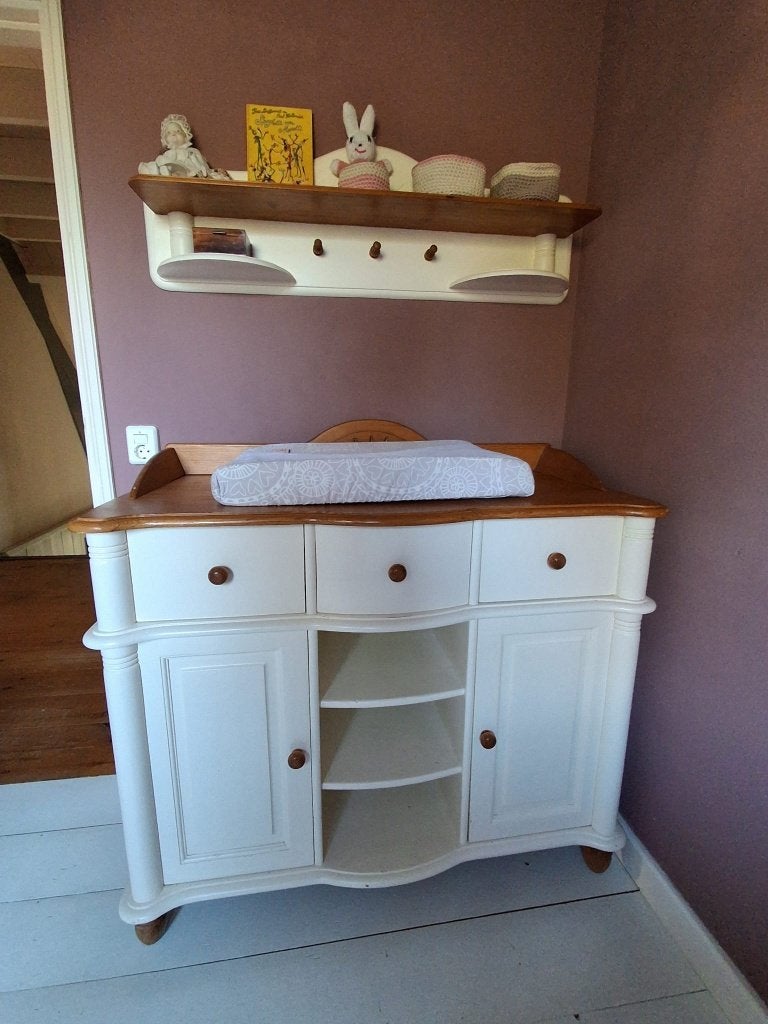 Commode en babybedje van grenen