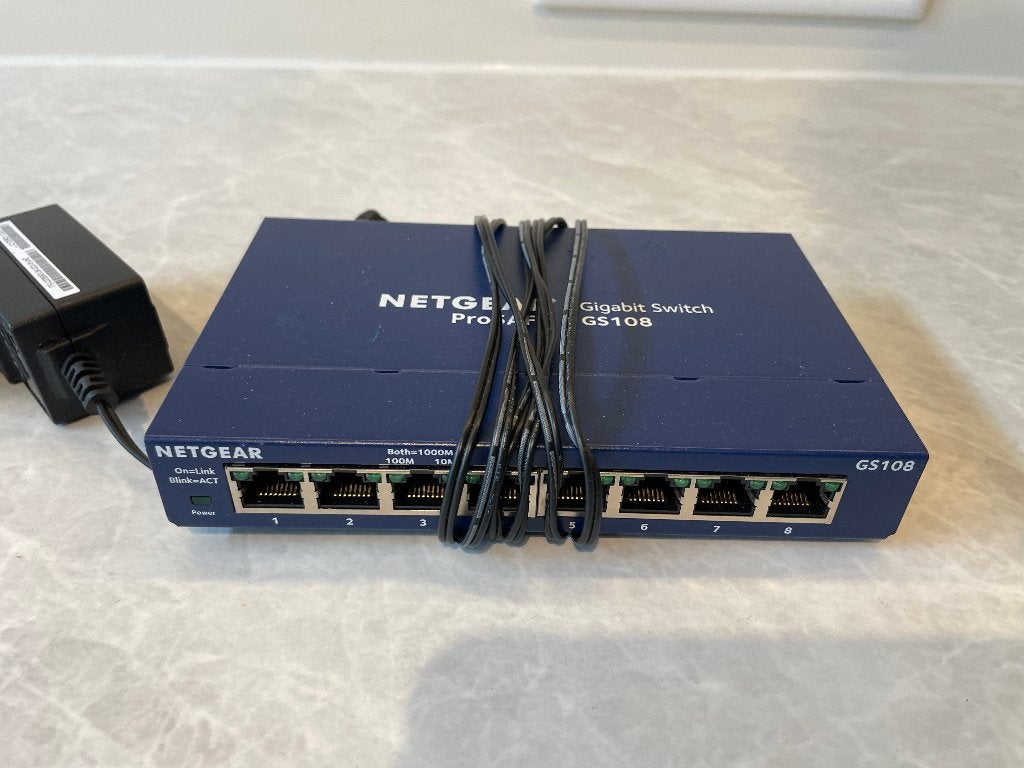 Netgear GS108v4 - 8-Port Gigabit Ethernet Switch, Ophalen of Verzenden, Gebruikt