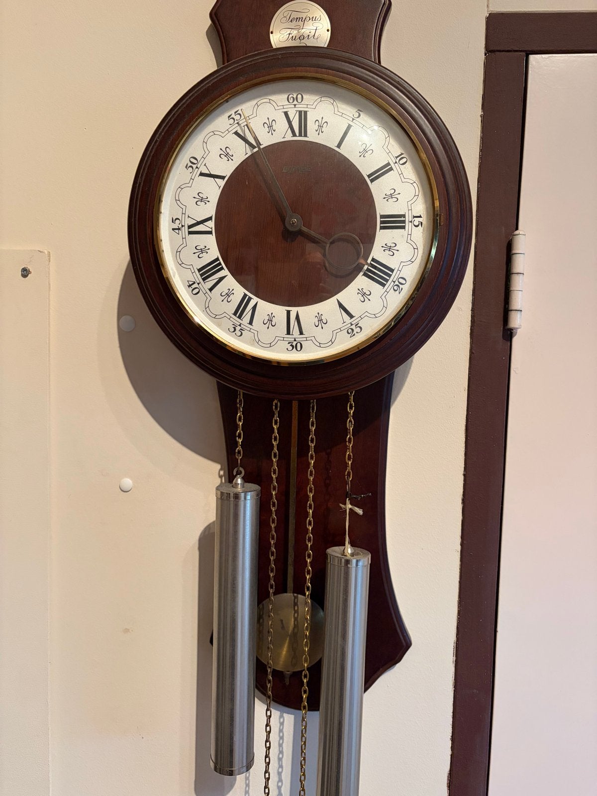 Klassieke wandklok met slinger en gewichten, Ophalen