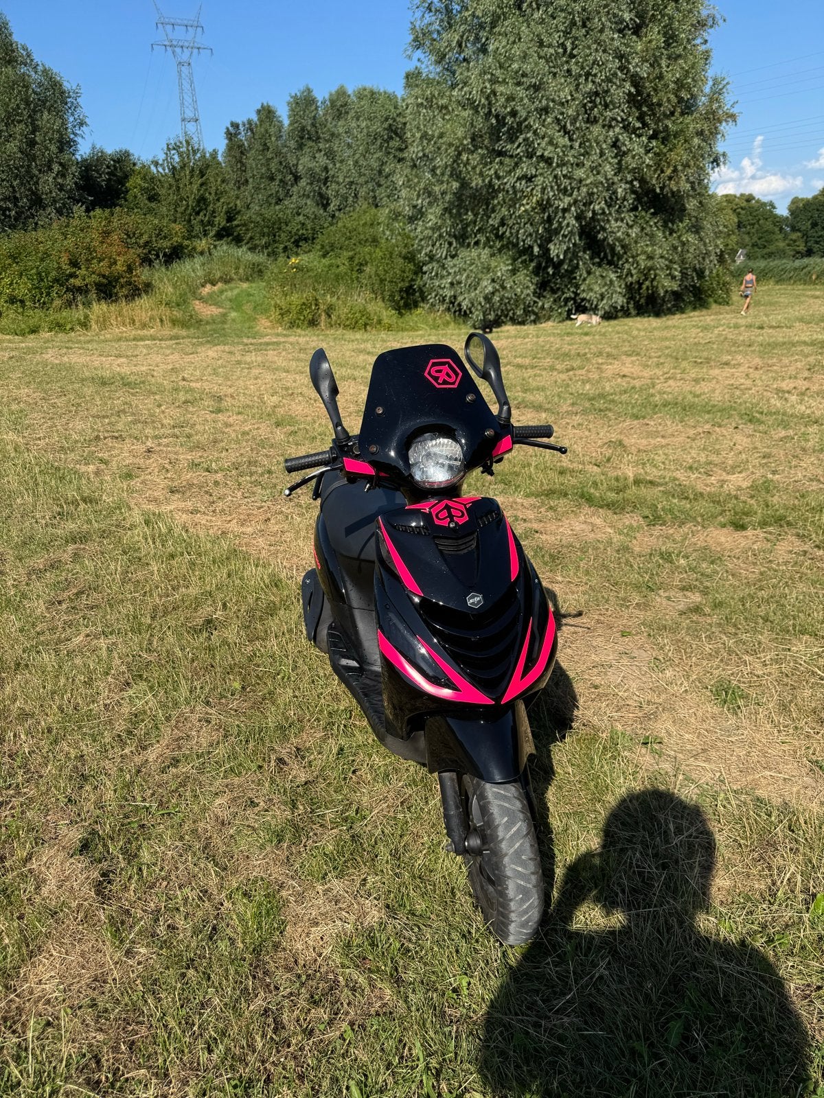 Zip 4t 50cc brommer met fluor roze details en SP kappen, Fietsen en Brommers, Scooters | Piaggio, Gebruikt, Maximaal 45 km/u, Zip