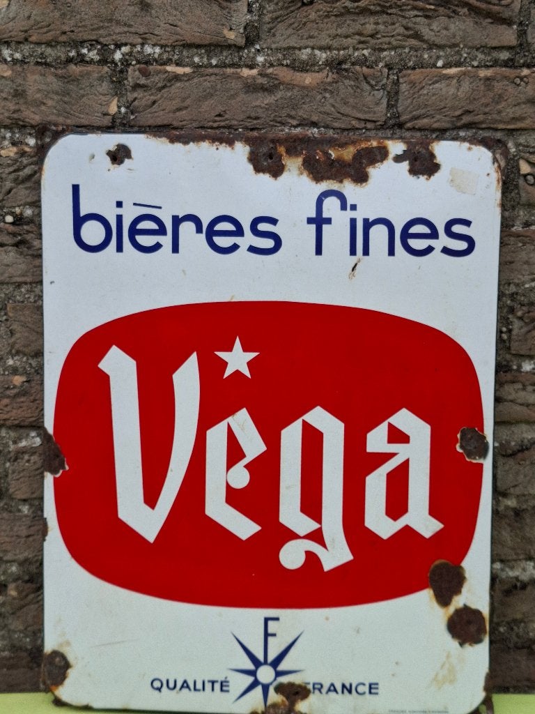 Emaillebord bière Vega, Ophalen of Verzenden, Zo goed als nieuw, Reclamebord, Plaat of Schild, Overige merken