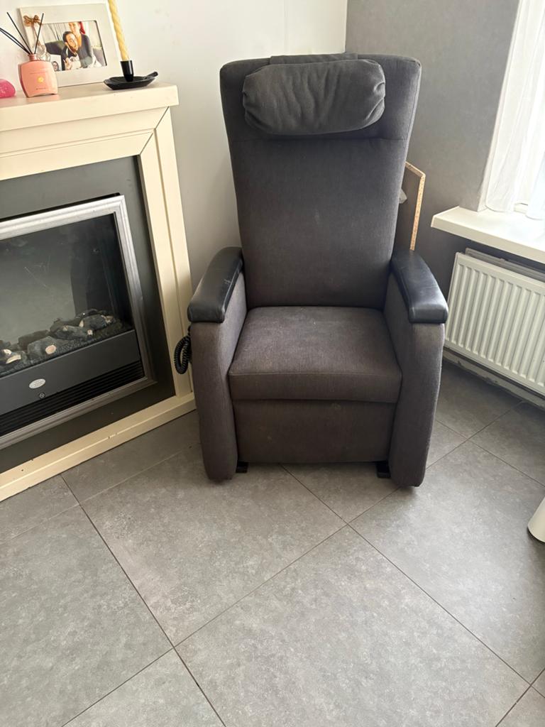 Comfortabele Sta-op Stoel - Grijs met Zwarte Armleuningen, Gebruikt, Minder dan 75 cm, Ophalen of Verzenden, Stof