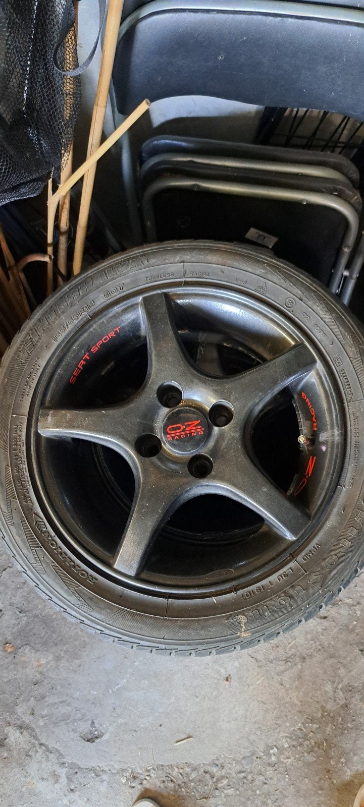 OZ Racing velgen met winterbanden 4x100 ET33 185/55R14, Ophalen, 14 inch, Gebruikt, Banden en Velgen