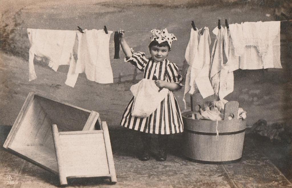 fotokaart   -   meisje hank de was uit  - van 1910, Verzenden, Voor 1940, Zo goed als nieuw, Kind