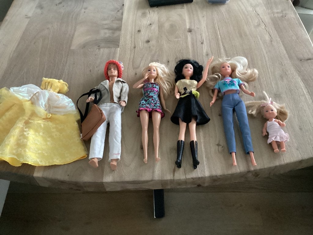 Vijf barbiepoppen incl. kleertjes. Prinsessenjurk gratis., Kinderen en Baby's, Speelgoed | Poppen, Ophalen of Verzenden, Zo goed als nieuw