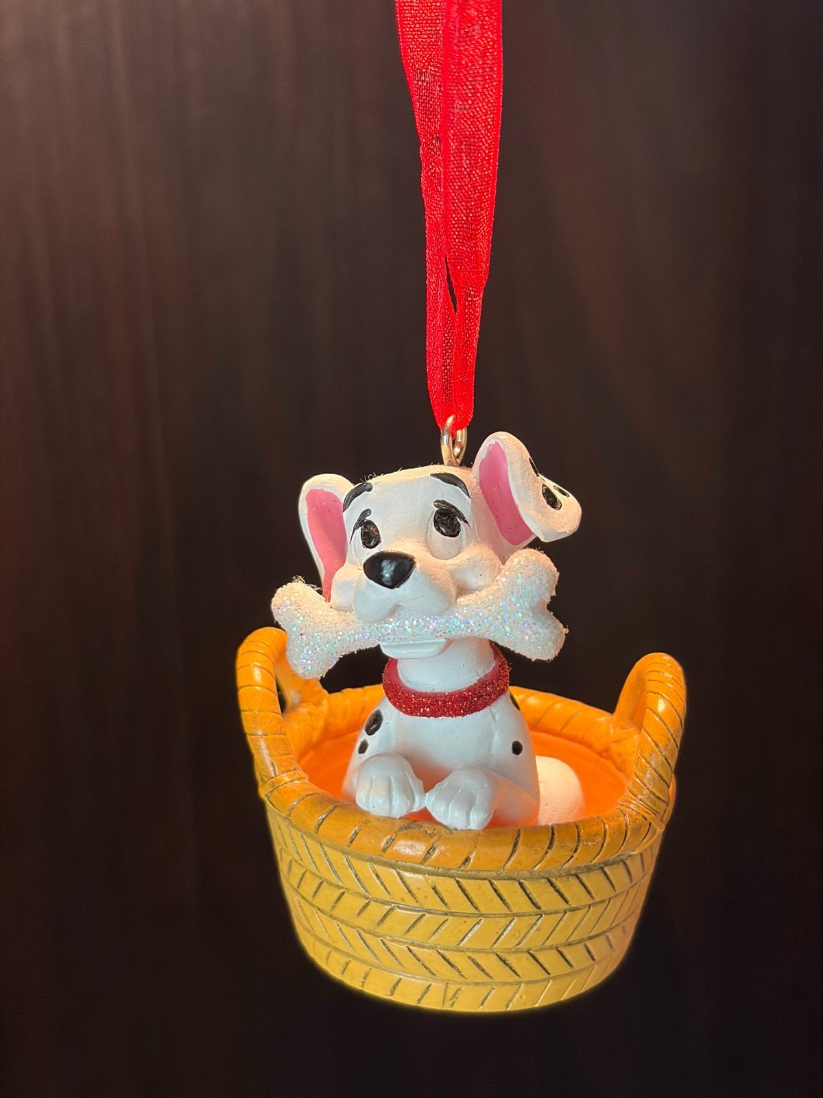 Disney 101 Dalmatiërs Ornament - Hondje in mandje, Ophalen of Verzenden, Overige figuren, Zo goed als nieuw, Beeldje of Figuurtje