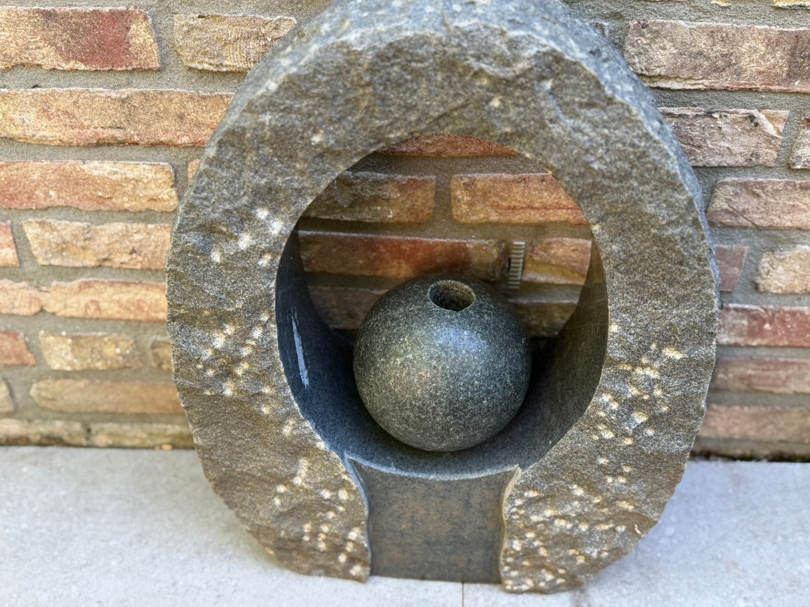 Robuuste natuurstenen waterornament / fontein, Ophalen, Zo goed als nieuw