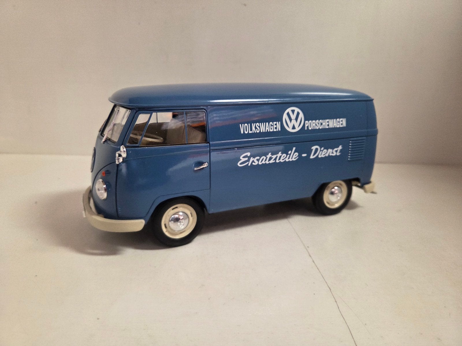 Welly Volkswagen T1 Microbus 1:18, Kyosho, ., Ophalen of Verzenden, Zo goed als nieuw