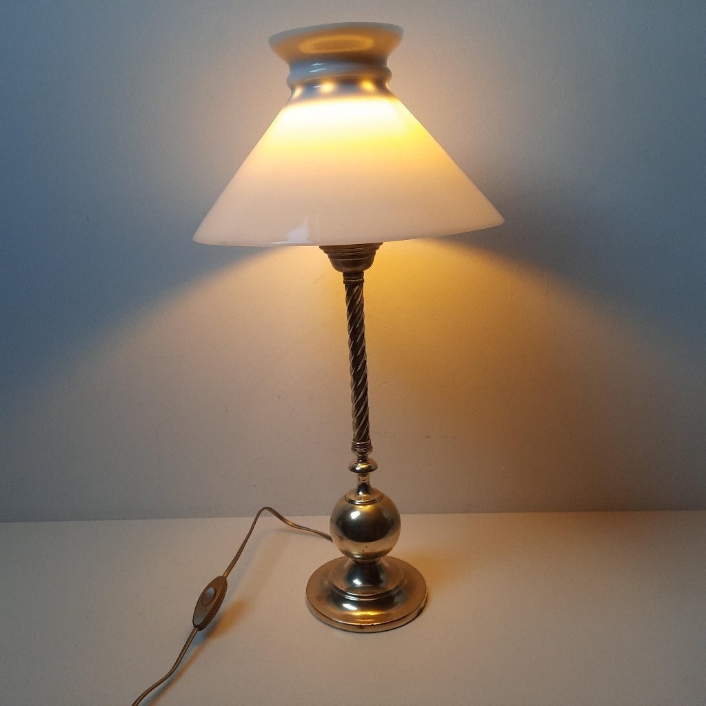 Klassieke Engelse tafellamp messing voet melkglazen kap, Ophalen, Overige merken, Goud, Met kap