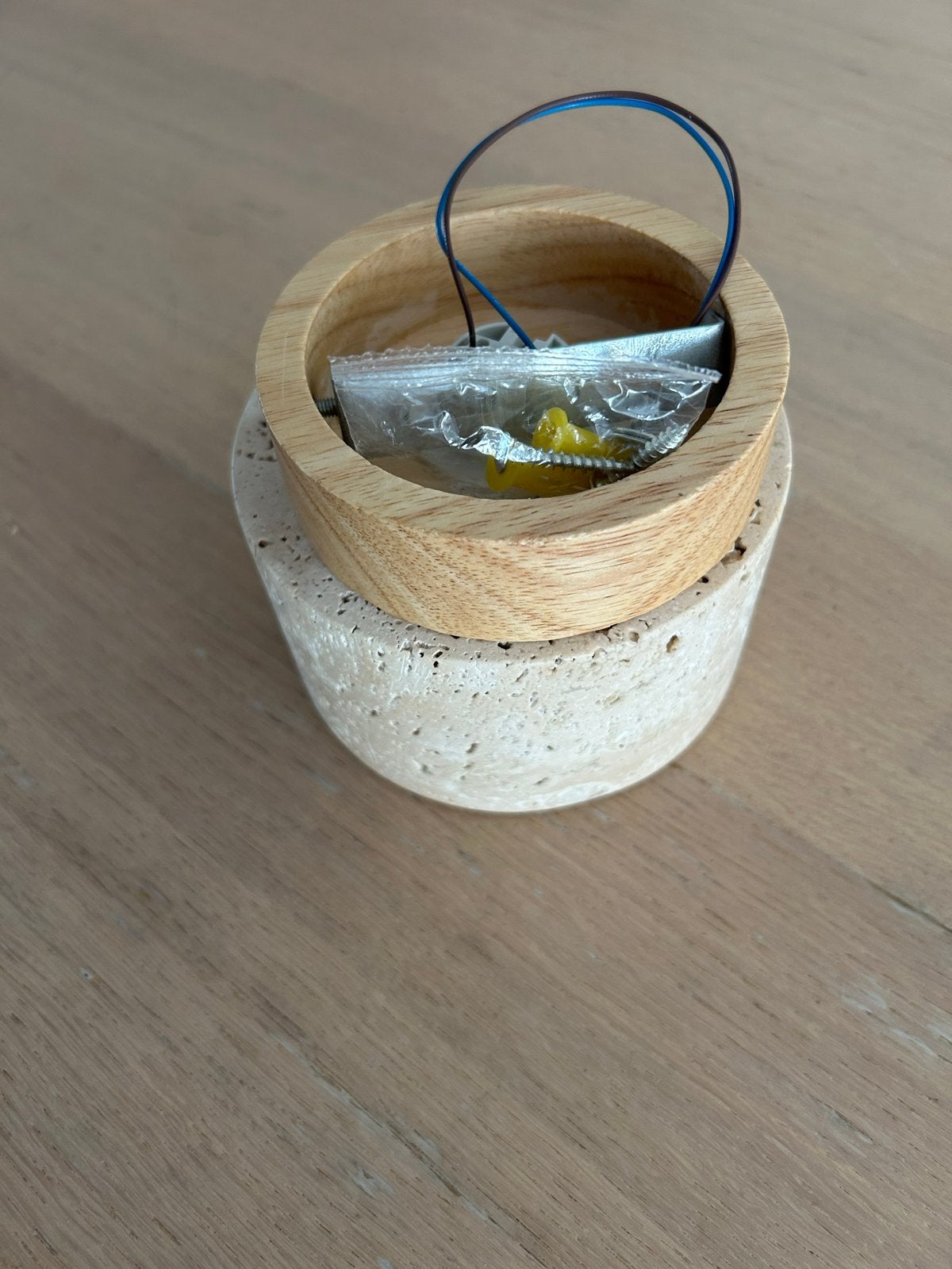 Nieuwe plafondlamp van travertin en hout, Ophalen of Verzenden, Nieuw, Hout, E27 (groot)