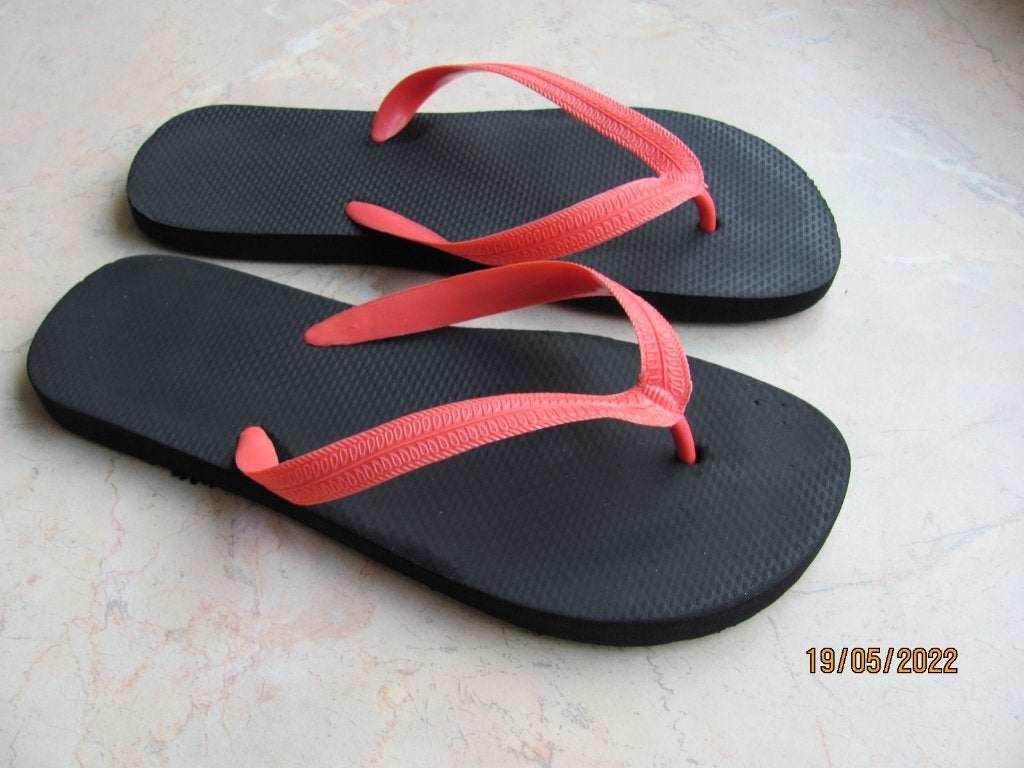 Zwart - rode TEENSLIPPERS uniseks FLIP FLOPS mt 10.5 44 IZGS, Slippers, Zwart, Ophalen of Verzenden, Zo goed als nieuw