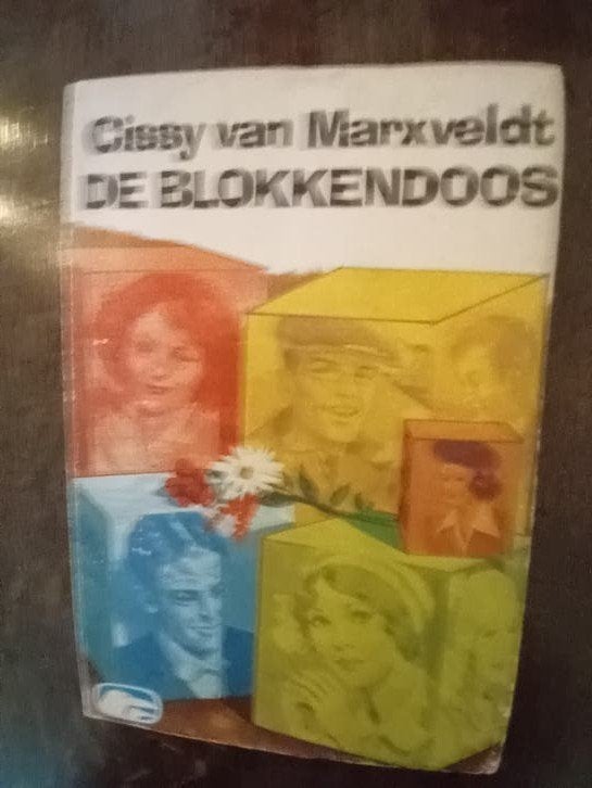 De Blokkenoos - Cissy van Marxveldt (Witte Raven pocket), Boeken, Romans, Gelezen, Nederland, Ophalen of Verzenden