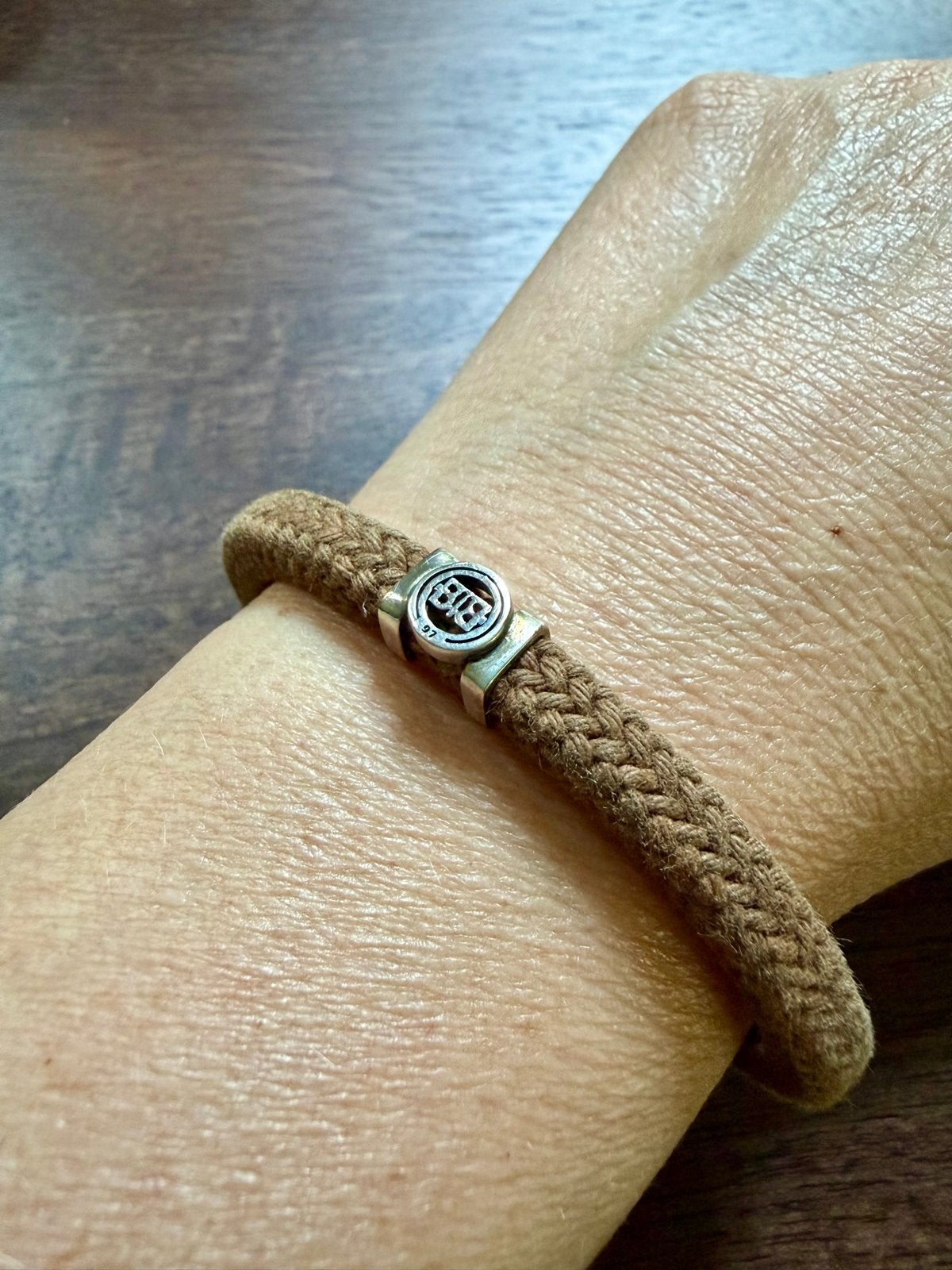 Buddha to Buddha armband – beige/bruin – zilveren sluiting, Sieraden, Tassen en Uiterlijk, Armbanden, Ophalen of Verzenden, Gebruikt