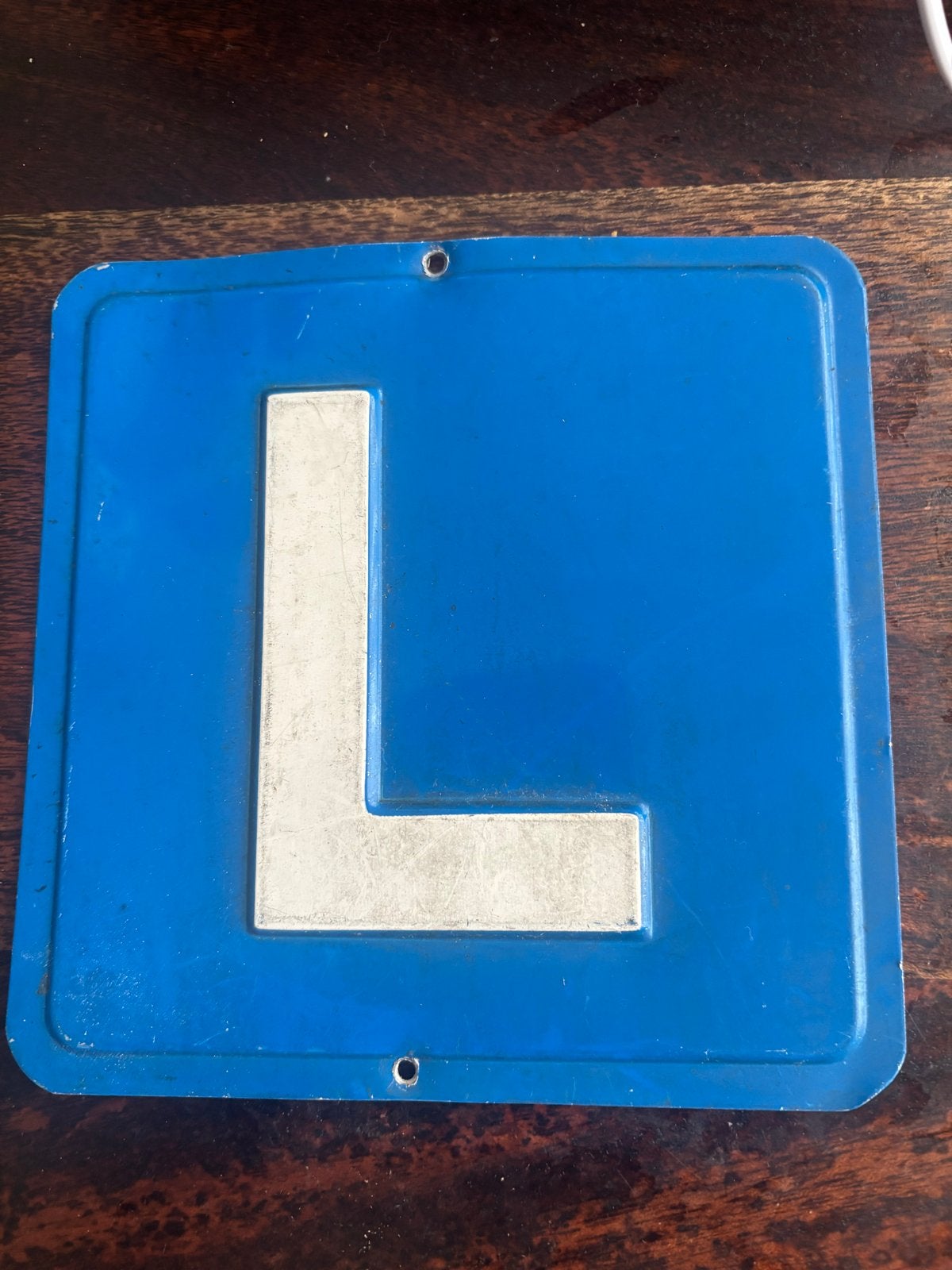 Oud gestanst L lesbordje - Vintage rijles bord, Auto diversen, Ophalen of Verzenden, Gebruikt