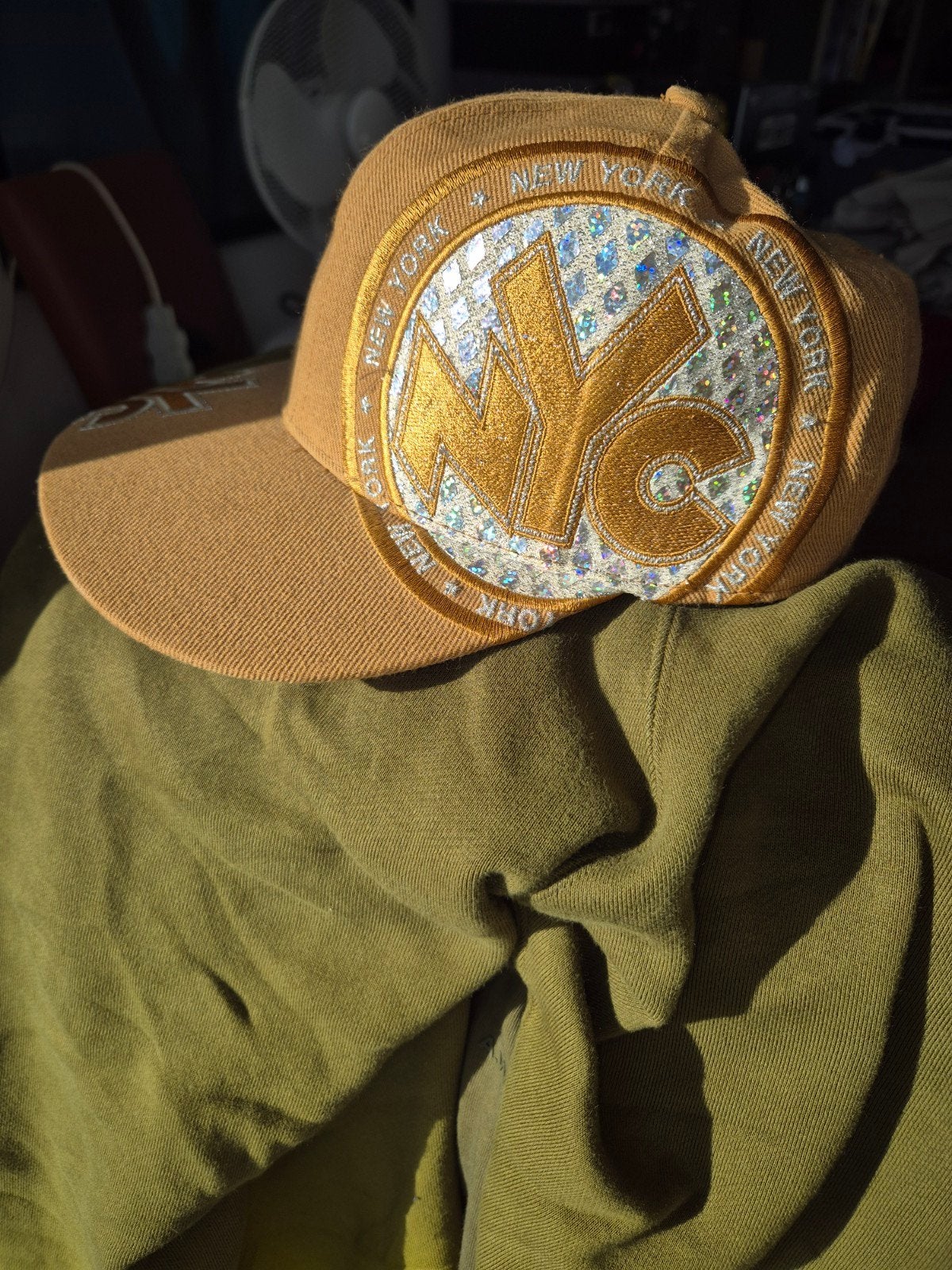 KBETHOS NYC Baseball Cap M Tan Goud Glitter Holografisch, Kleding | Heren, 60 cm (XL, 7½ inch) of meer, Ophalen of Verzenden, Pet