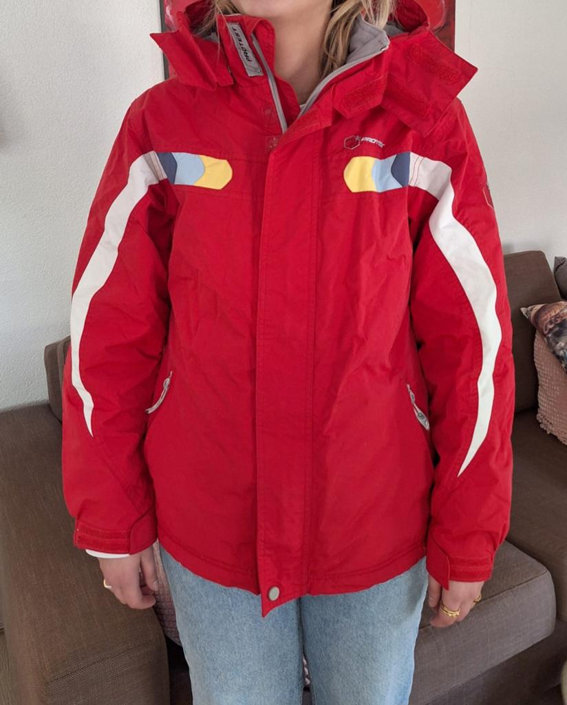 Mooie rode ski jas mt l merk Protest, Kleding | Dames, Jassen | Winter, Ophalen, Zo goed als nieuw, Maat 38/40 (M)