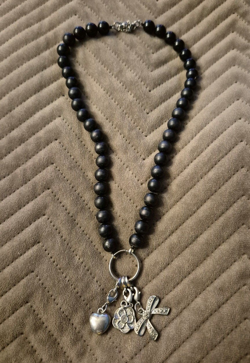 Zwarte kralenketting met bedels (nieuw), Sieraden, Tassen en Uiterlijk, Kettingen, Zwart, Nieuw, Ophalen of Verzenden, Overige materialen