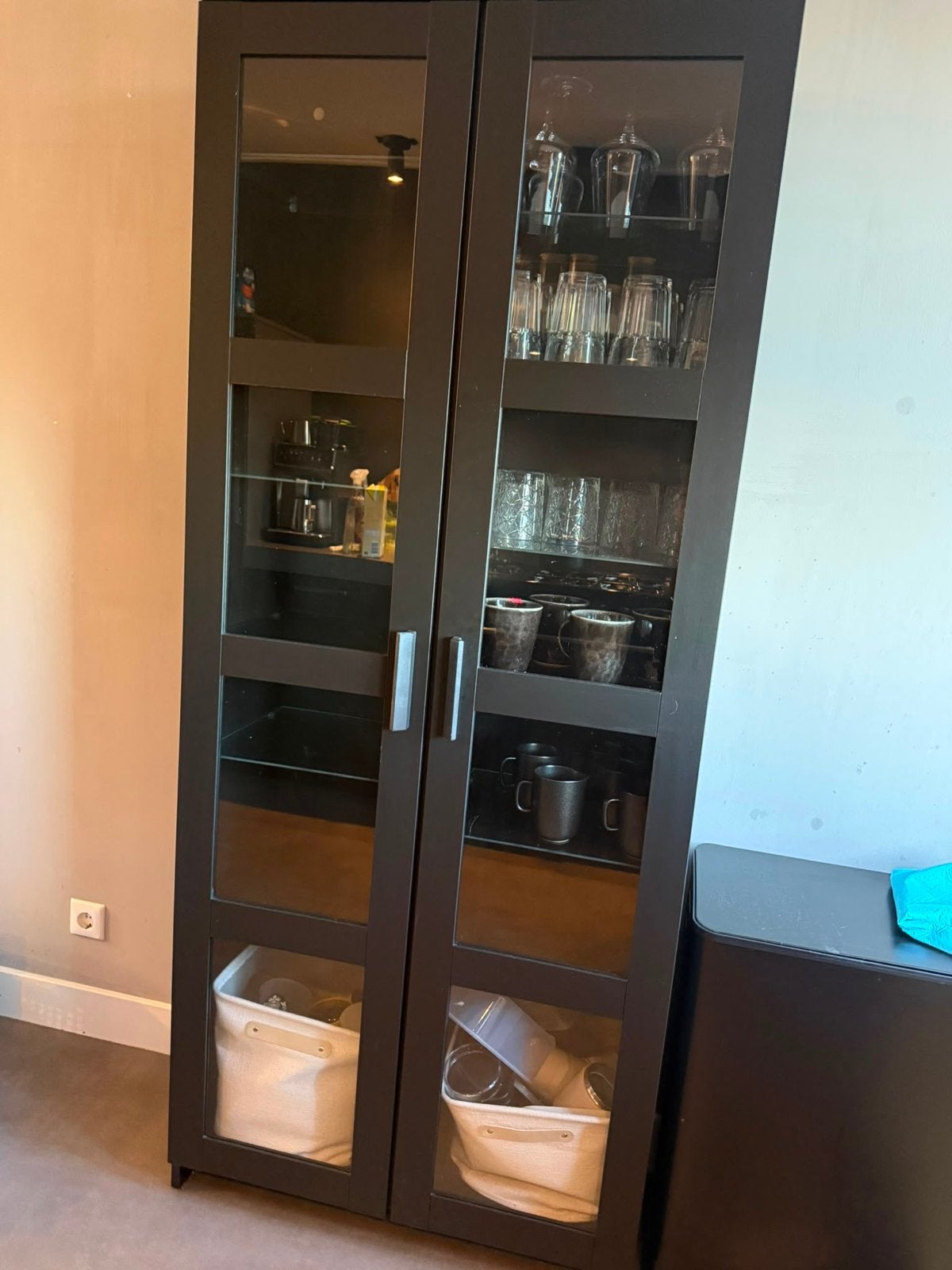 IKEA Brimnes Vitrinekast - Mat Zwart met Verlichting, Huis en Inrichting, Kasten | Vitrinekasten, Ophalen, 50 tot 100 cm, 150 tot 200 cm