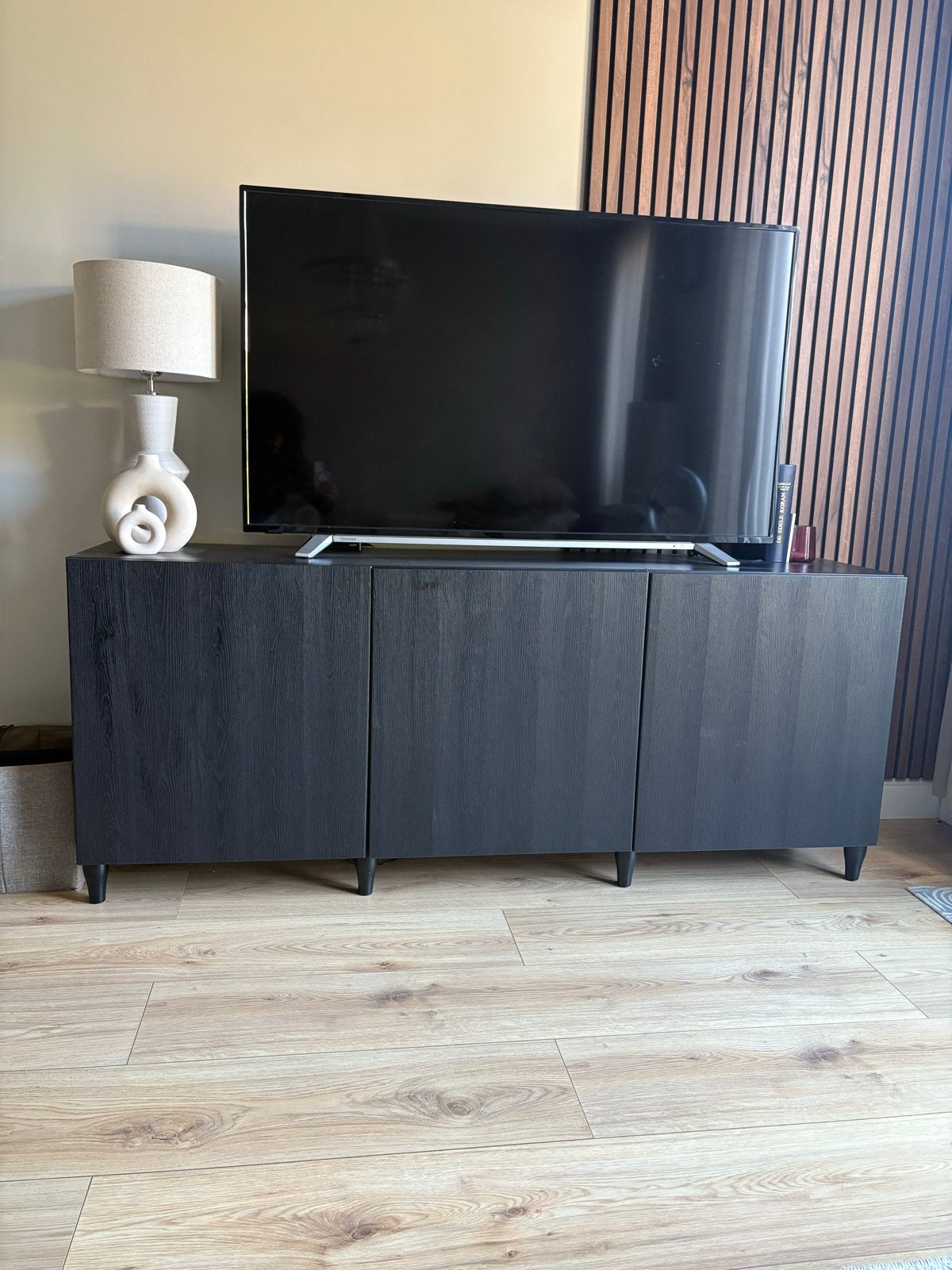 IKEA Besta kast zwartbruin met 3 deuren en poten, Huis en Inrichting, Kasten | Televisiemeubels, Ophalen, 150 tot 200 cm, Zo goed als nieuw