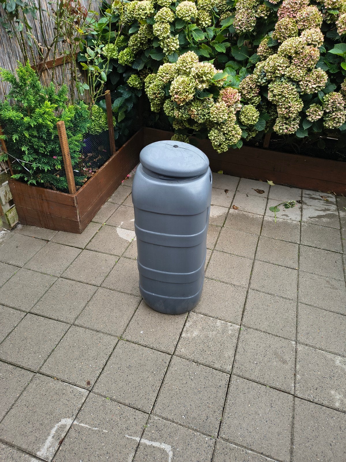 Regenton grijs met deksel, Tuin en Terras, Regentonnen, 75 tot 150 liter, Ophalen, Gebruikt, Kunststof