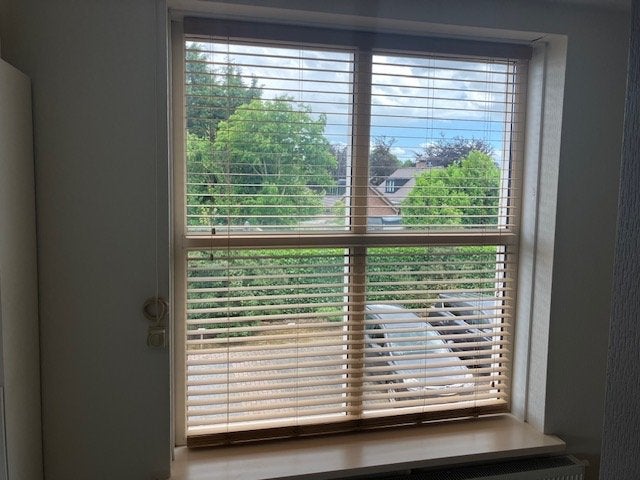 Houten luxaflex, kantelbare lamellen, 235 x 160 cm, Ophalen, Zo goed als nieuw, 150 tot 200 cm, 200 cm of meer