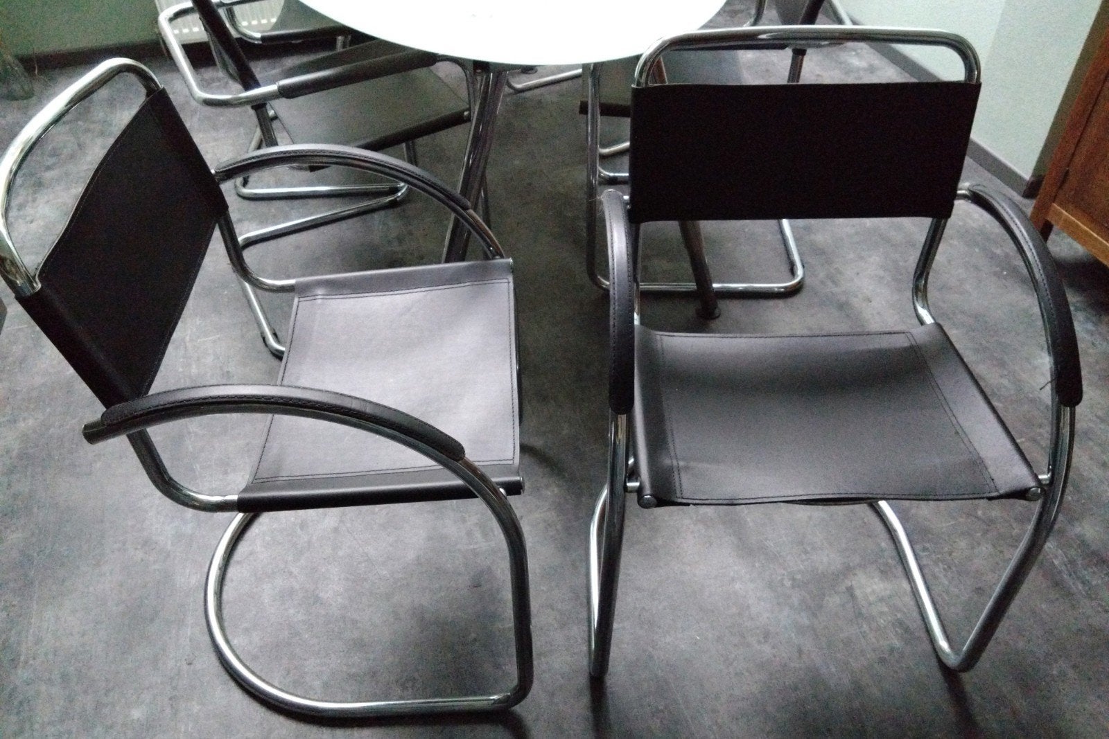 design buisframe stoel, Ophalen, Twee, Zwart, Zo goed als nieuw