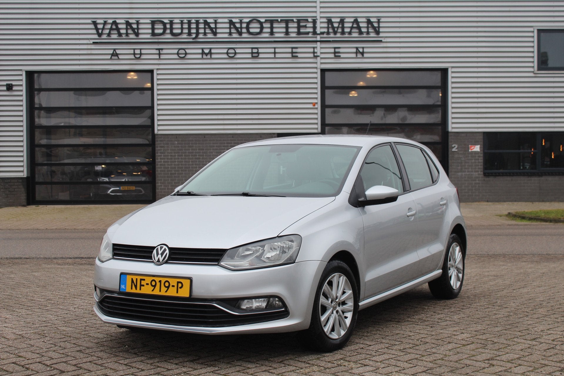 Volkswagen Polo 1.2 TSI Comfortline Connected Series / Autom, Auto's, Stof, 4 cilinders, Met garantie (alle), 1039 kg