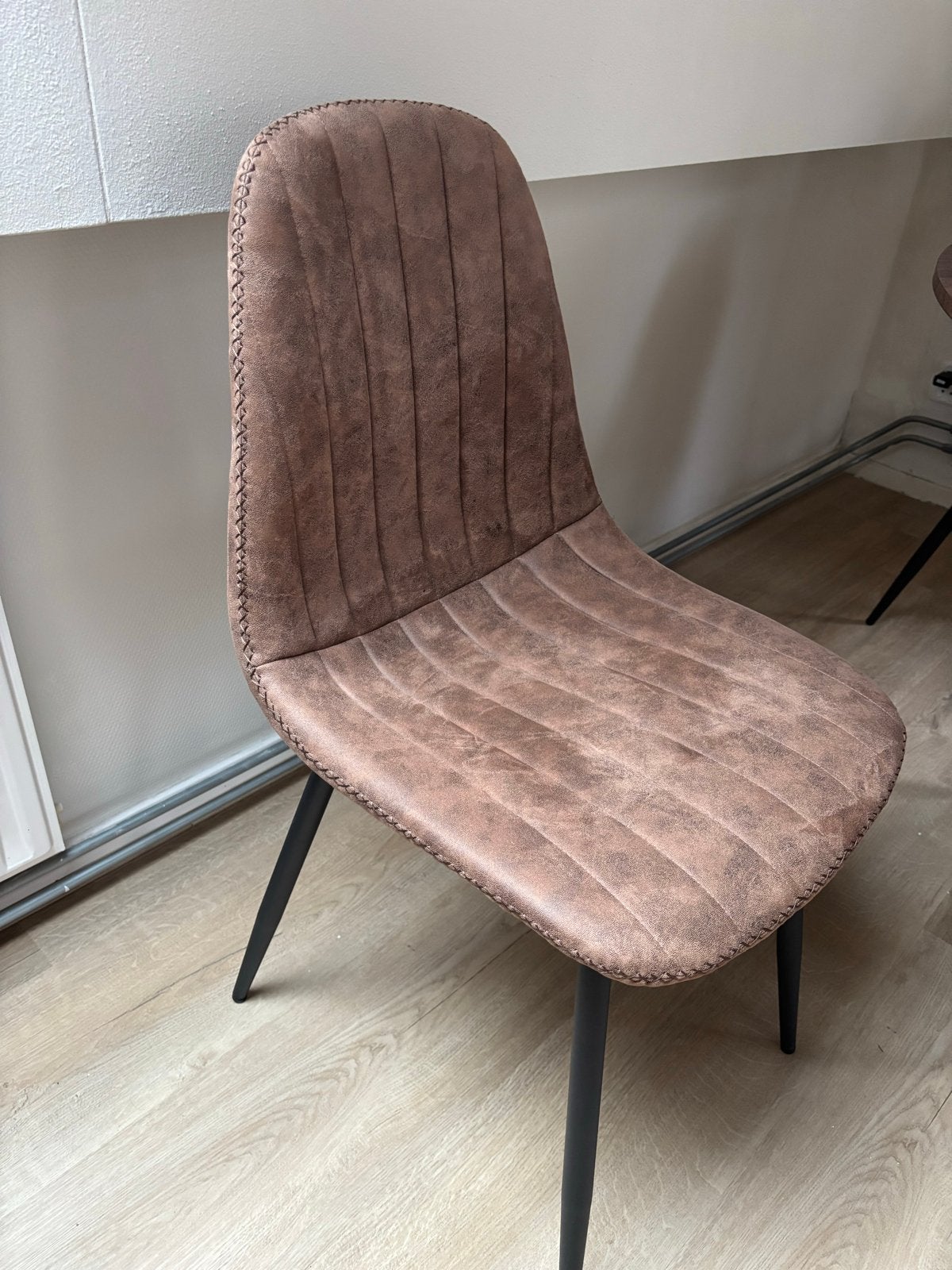 6 Leenbakker eetkamerstoelen - Bruin suède met zwarte poten, Ophalen, Gebruikt, Bruin, Stof