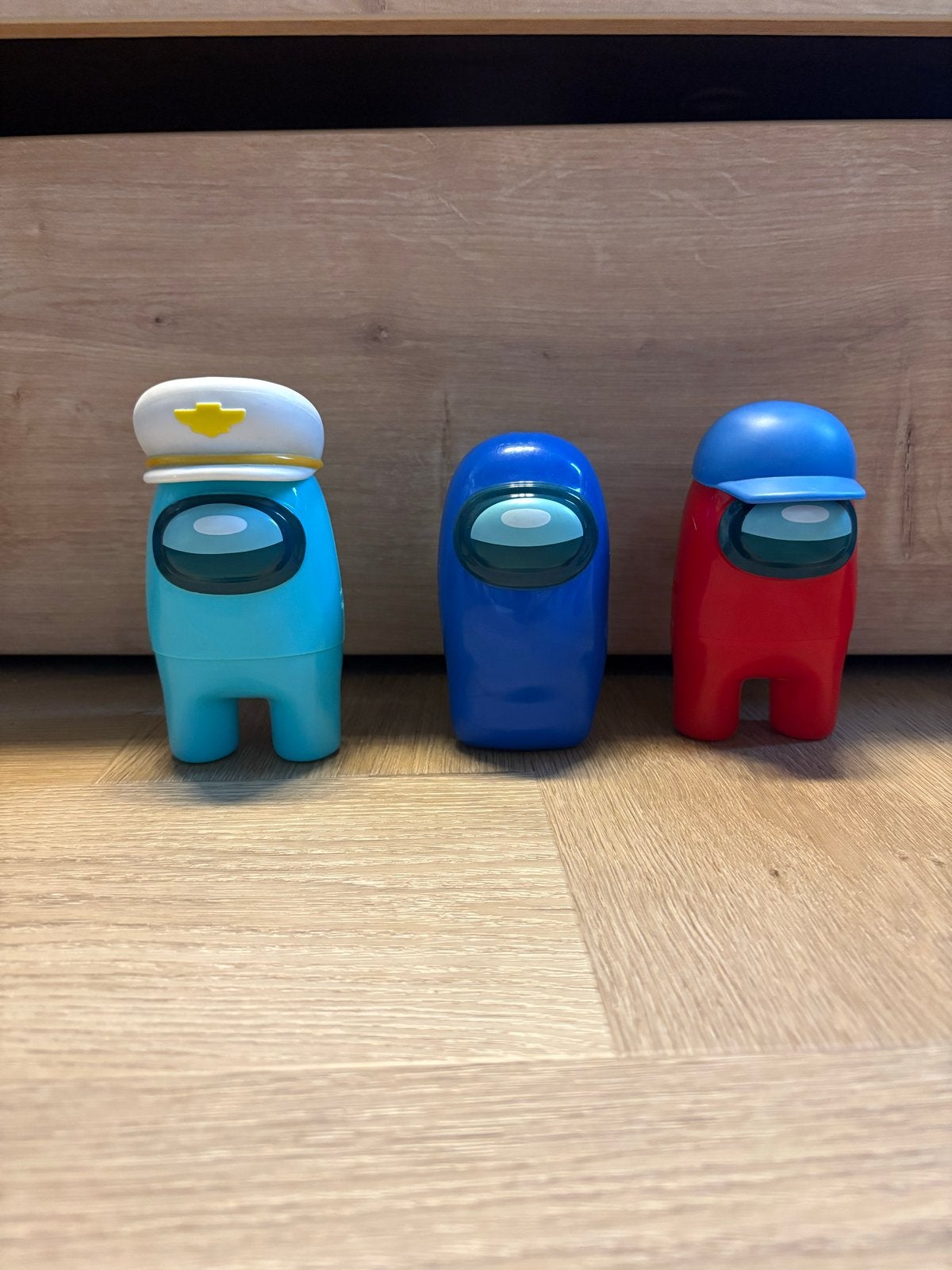 3 Among Us figuren - Blauw, Rood, Lichtblauw met pet, Ophalen, Zo goed als nieuw