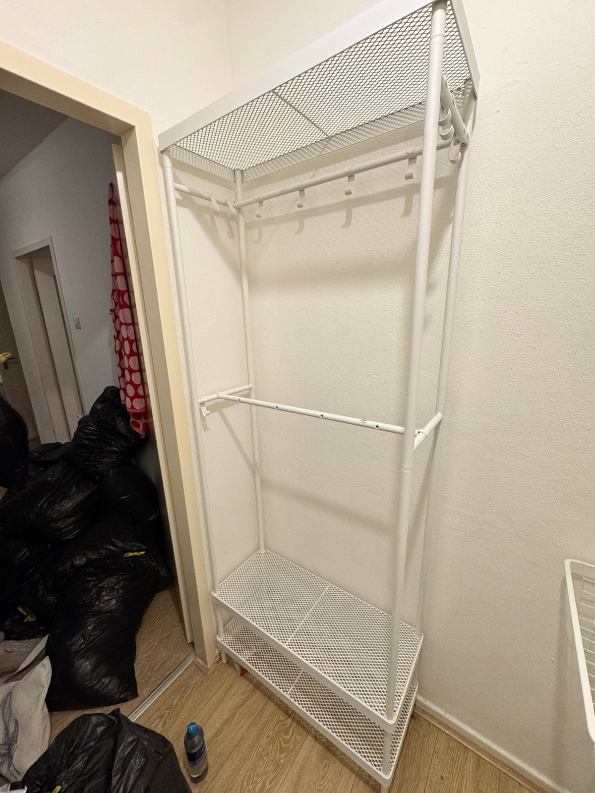 Witte kledingrek met planken en haken ikea, Met plank(en), Zo goed als nieuw, Metaal, 150 tot 200 cm