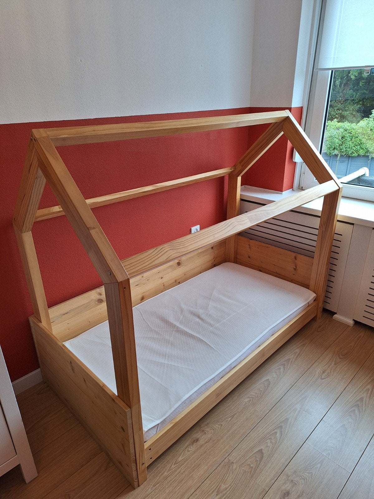 Houten peuterbed met matras, Kinderen en Baby's, Ophalen, 70 tot 85 cm, Zo goed als nieuw, Matras