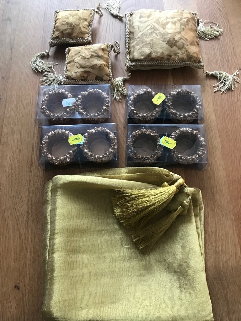 Goud kleurig tafelkleedje met accessoires., Diversen, Kerst, Zo goed als nieuw, Ophalen of Verzenden