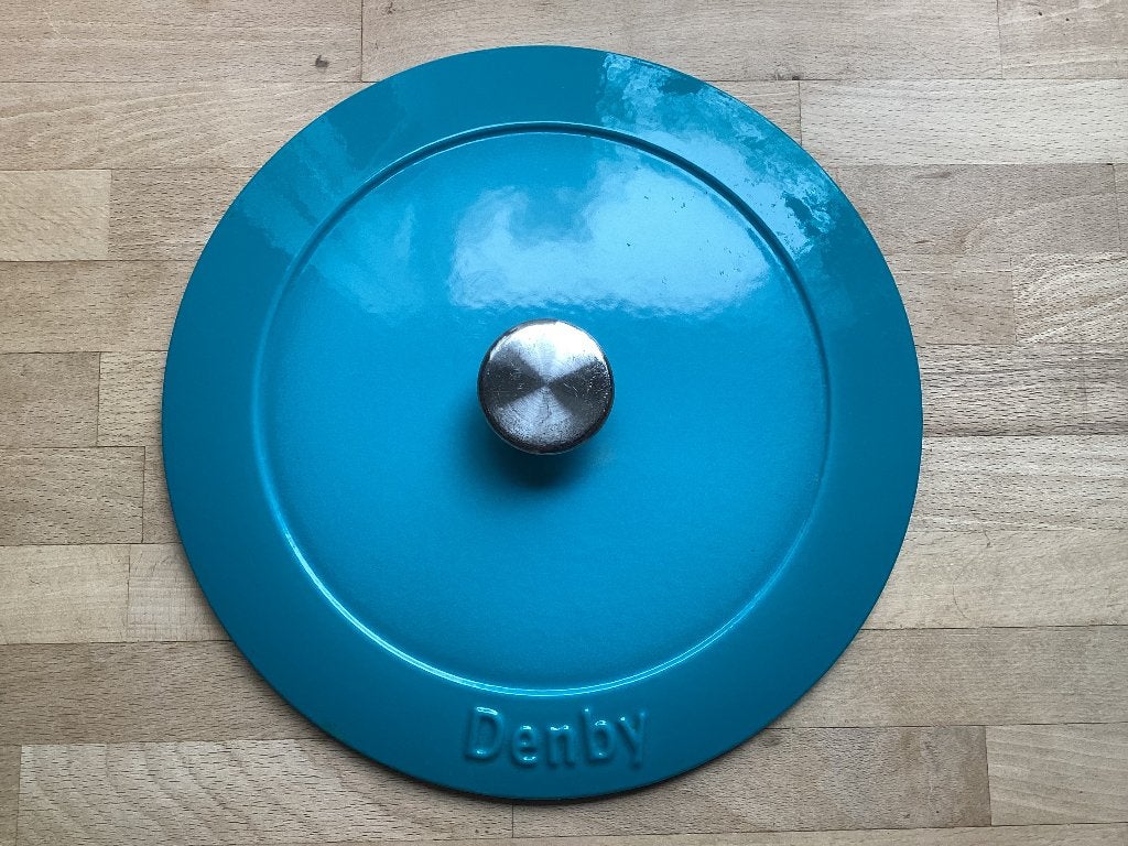 Gietijzeren deksel Denby lichtblauw zware kwaliteit 31 cm, Ophalen of Verzenden, Zo goed als nieuw, Gietijzer, Overige typen