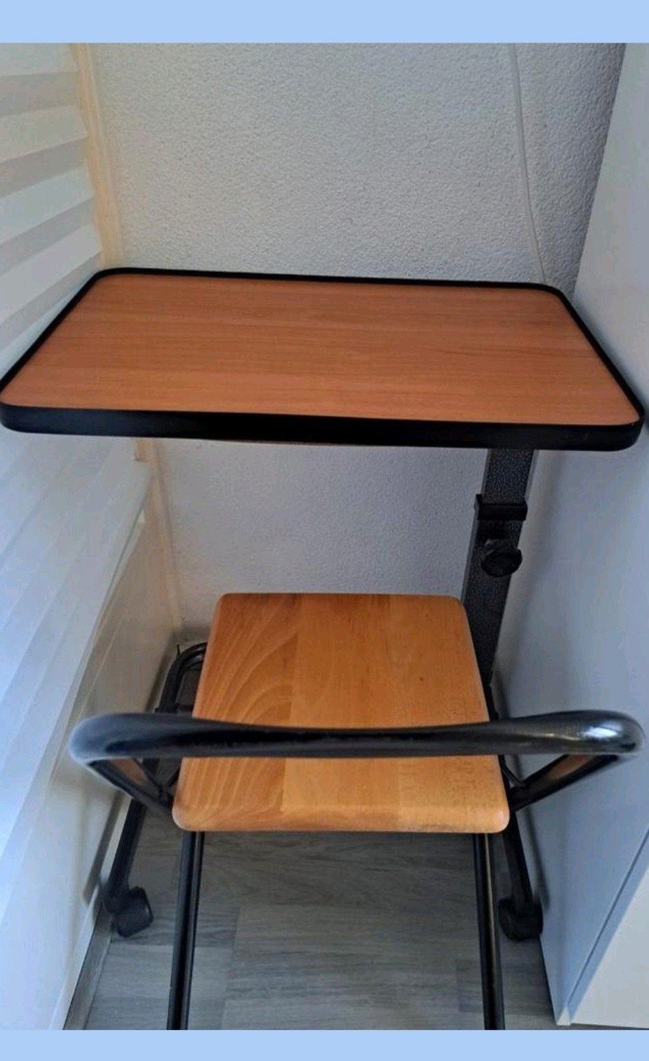 Verstelbaar en verrijdbare bijzettafeltje / laptoptafel, Ophalen, Minder dan 55 cm, Gebruikt, Modern, functioneel