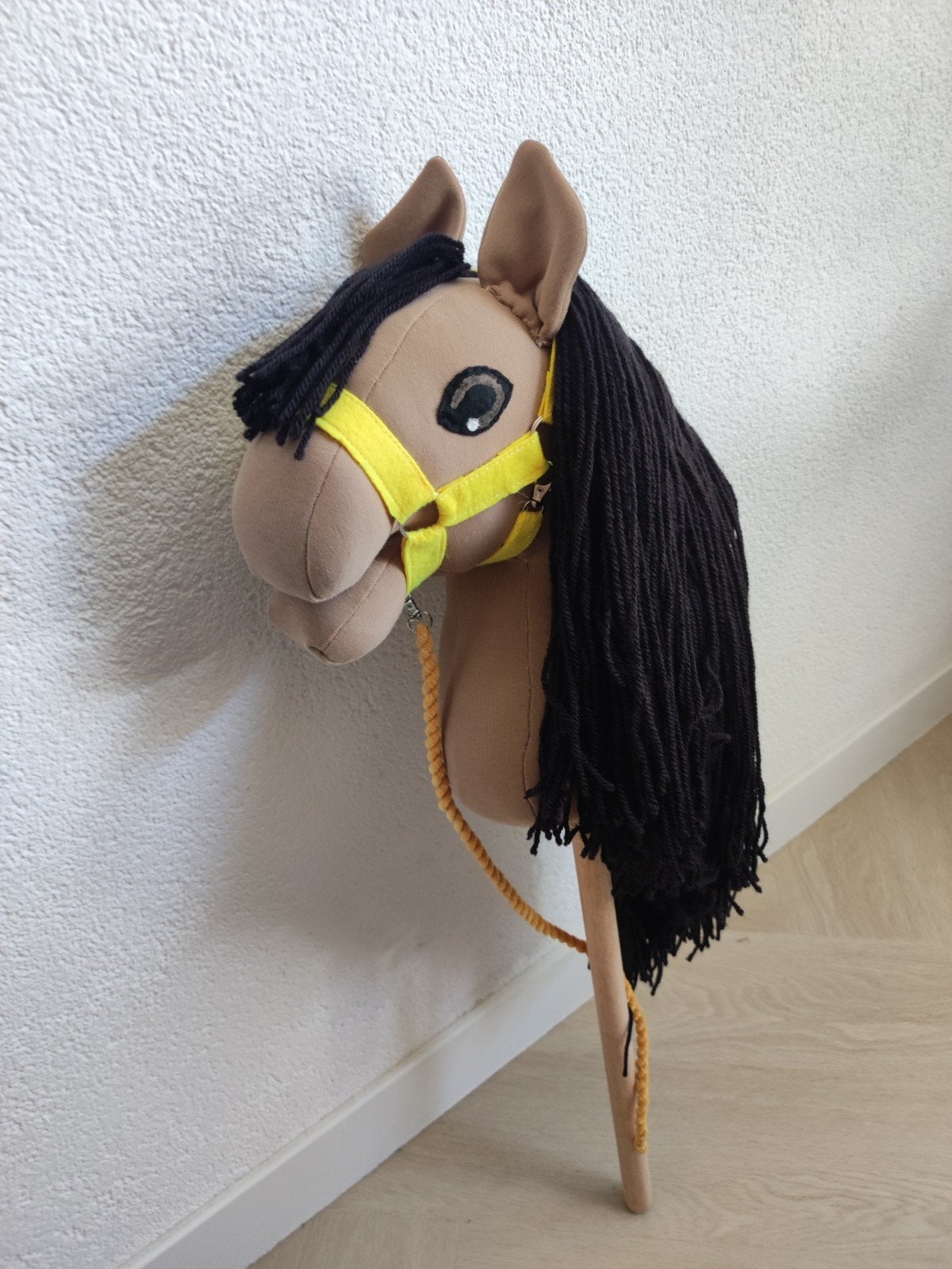 Hobbyhorse / Stokpaardje - Bruin met geel halster, Ophalen of Verzenden, Nieuw, Jongen of Meisje