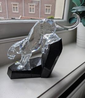 een zgan Swarovski panter op rots met logo, Ophalen of Verzenden