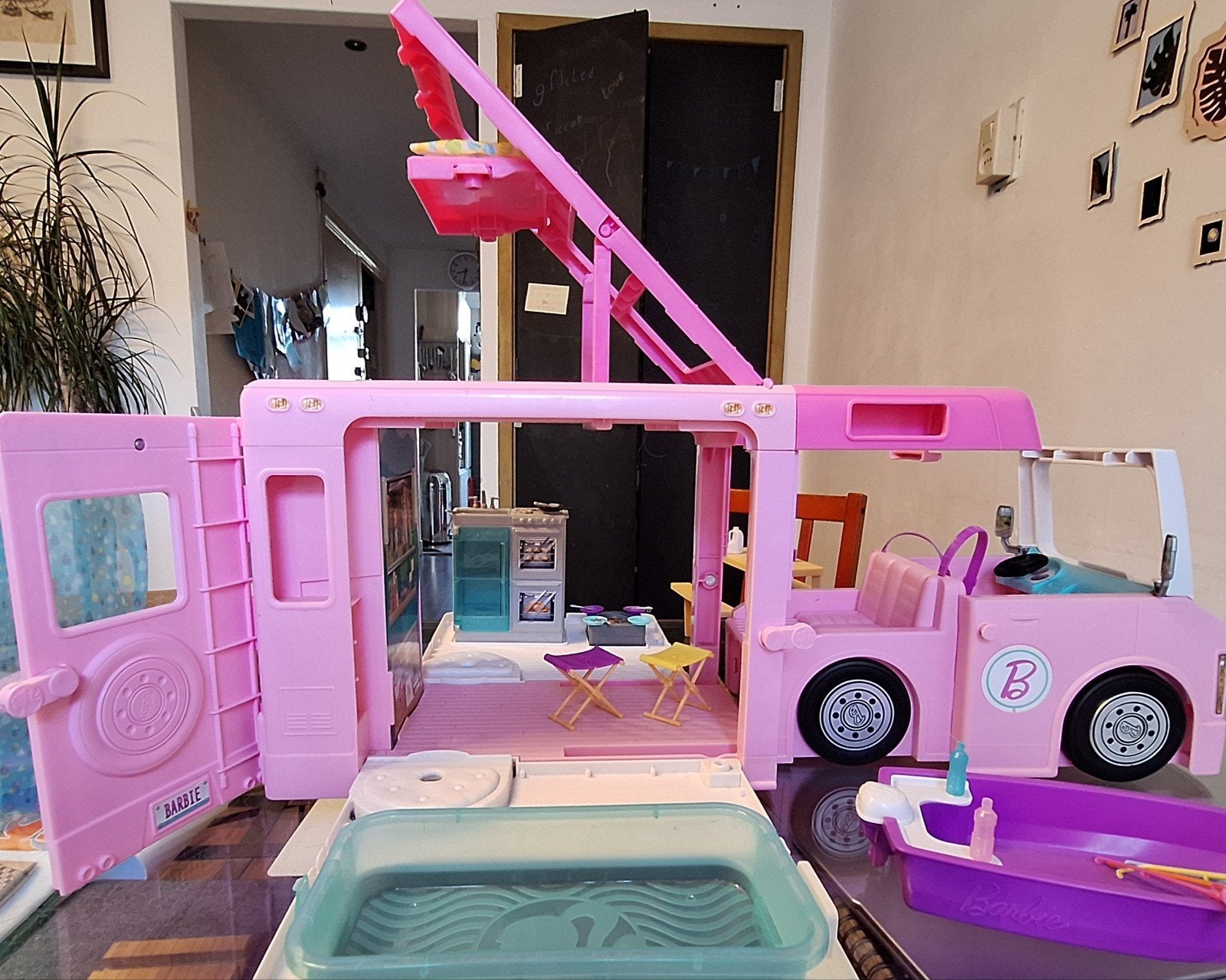 Barbie 3-in-1 Super Adventure Camper – Inclusief Accessoires, Ophalen of Verzenden, Gebruikt, Toebehoren