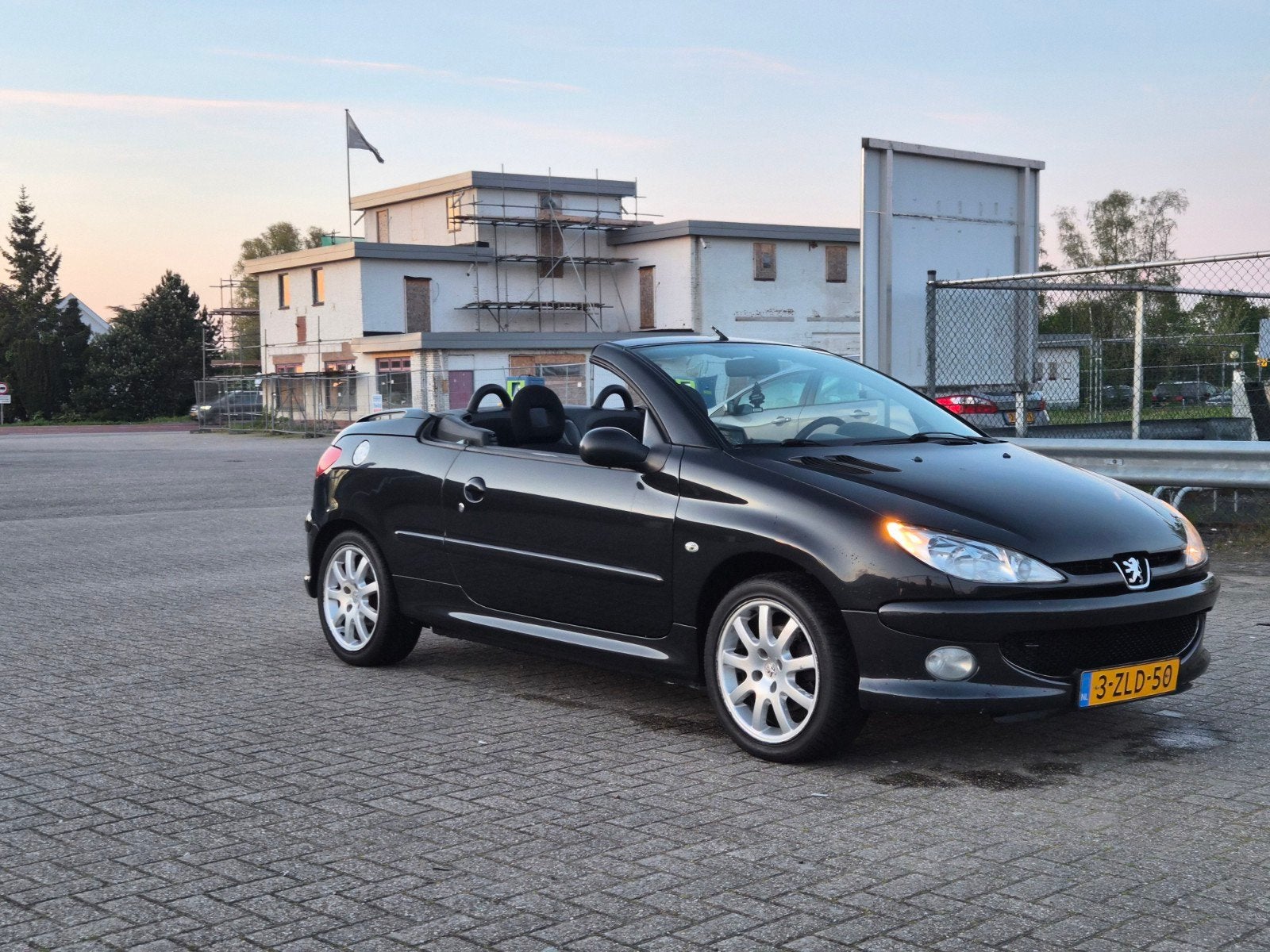 Peugeot 206 1.6 16V CC 2005 Zwart, Auto's, Peugeot, Voorwielaandrijving, 4 cilinders, Cabriolet, 4 stoelen