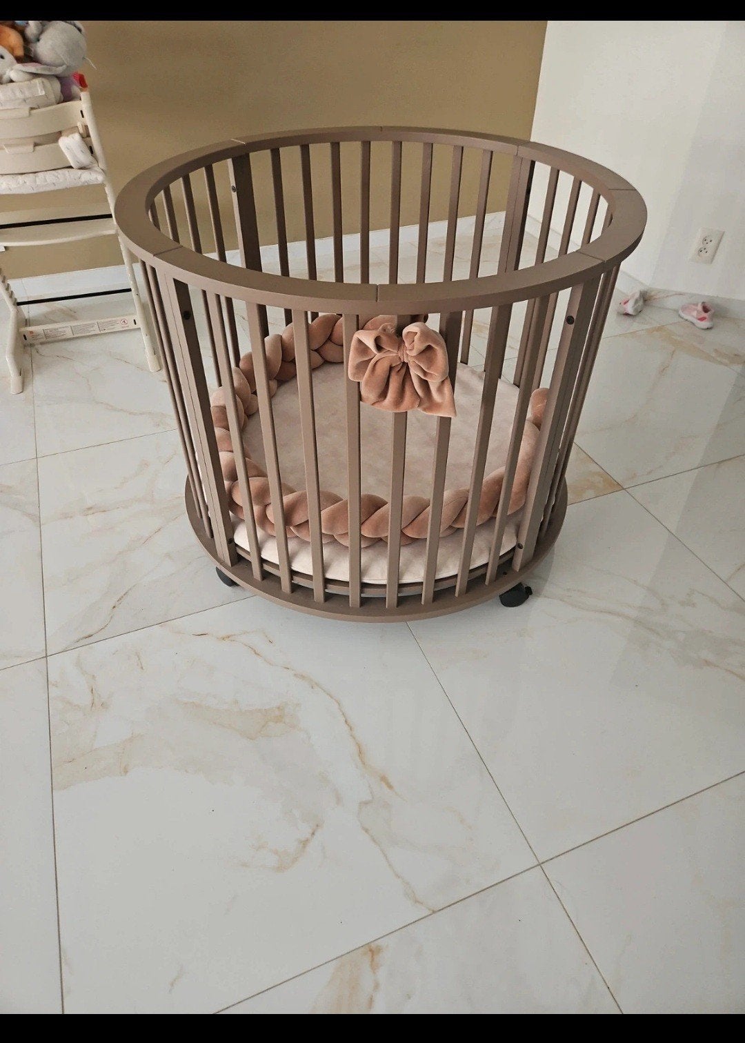 Rond babybedje met wieltjes en matras, Ophalen, Zo goed als nieuw, Wieg