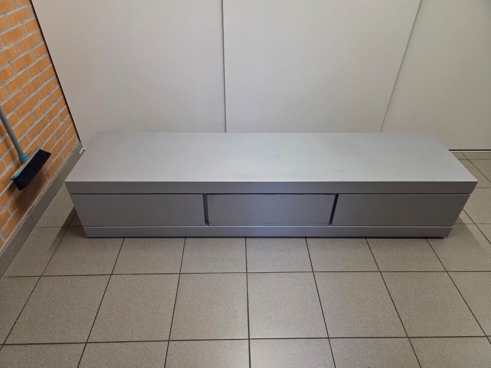 Grijze tv-meubel met opbergruimte, Ophalen, Overige materialen, Gebruikt, 150 tot 200 cm